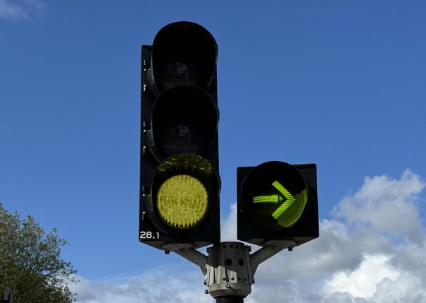 Kleurenblinden zien de kleuren van een stoplicht anders. Dit is het beeld van iemand die wel kleurenblind is