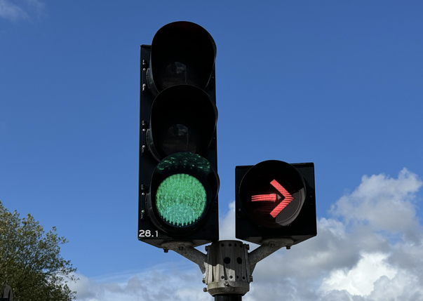 Kleurenblinden zien de kleuren van een stoplicht anders. Dit is het beeld van iemand die niet kleurenblind is